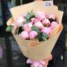15 пионов с эвкалиптом