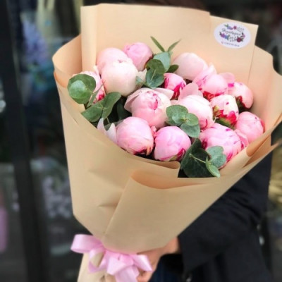 15 пионов с эвкалиптом